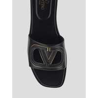 Sandale Valentino Garavani Dama - Sandale Valentino Garavani Valentino Garavani Sandals NERO/ANTIQUE BRASS Femei (BM 17999742) - B-mall.ro