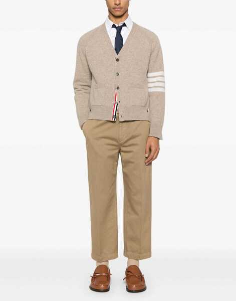 Cardigane Thom Browne Shetland Wool 4-Bar Relaxed Fit V-Neck Cardigan KHAKI Barbati (BM 19508981) 2