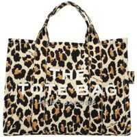 Genti de mana Marc Jacobs Small Traveler Tote Shopper In Animal Print
